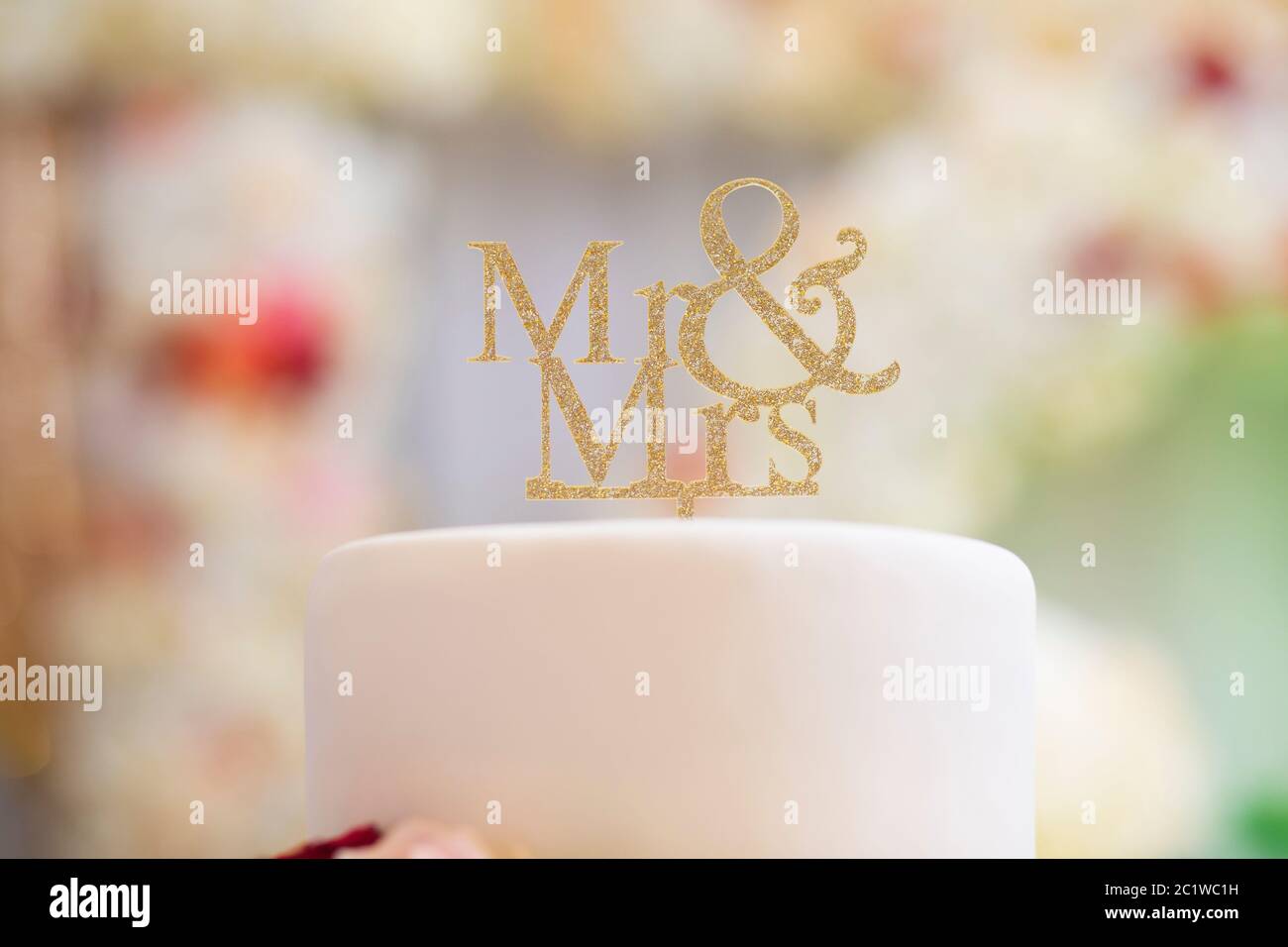 Hochzeitstorte mit Requisiten von Herrn & Frau Stockfoto