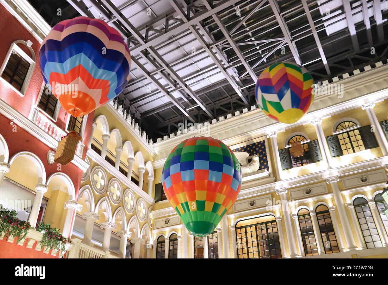 TAIPEI, TAIWAN - 5. DEZEMBER 2018: Dekoration von Heißluftballons in der Mega City Mall im Banqiao Bezirk von Taipei. Banqiao ist ein wichtiges Geschäft und s Stockfoto