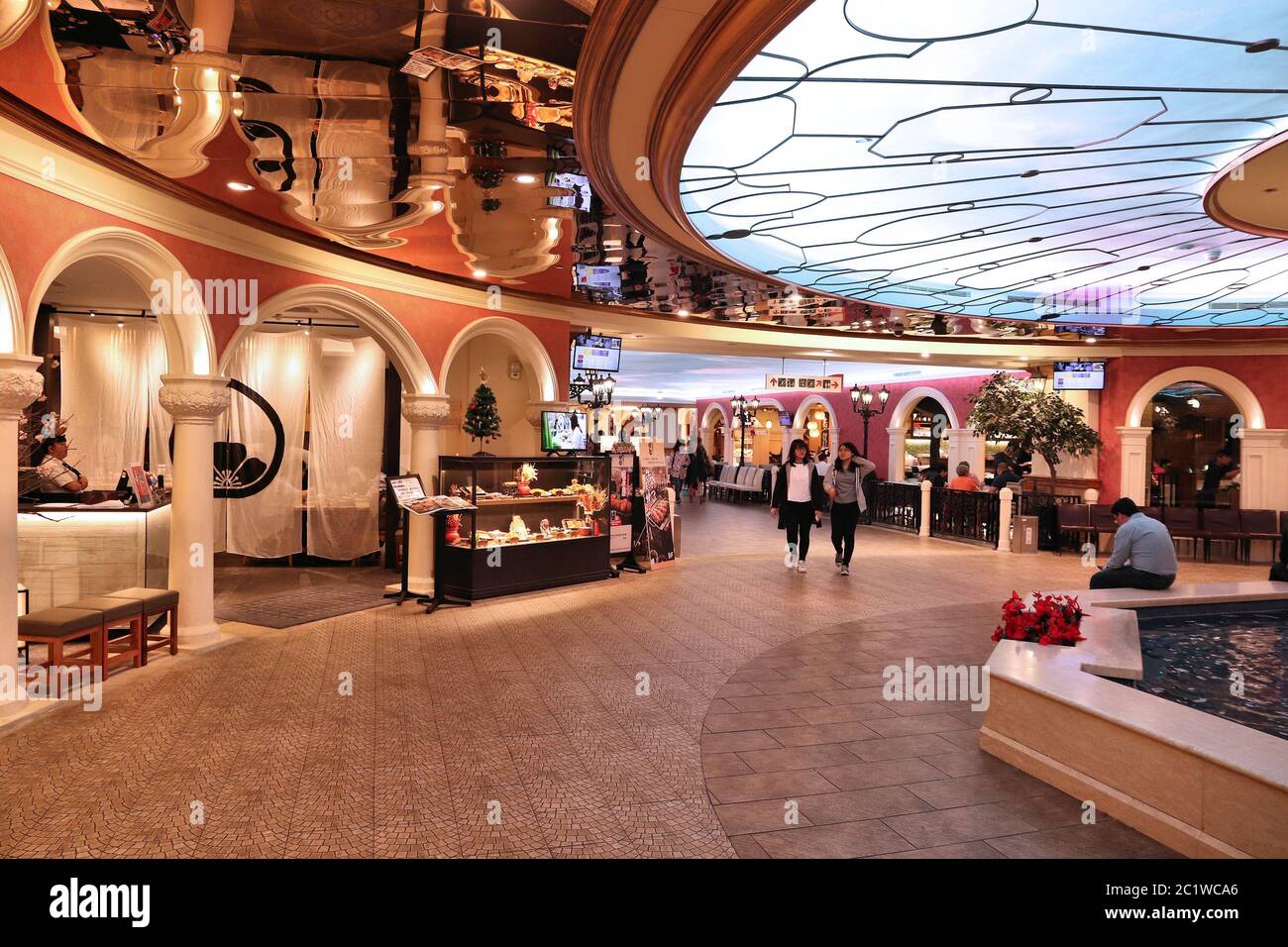 TAIPEI, Taiwan - Dezember 5, 2018: die Menschen besuchen Mega City Mall in Banqiao Bezirk von Taipei. Banqiao ist ein wichtiges Geschäfts- und Einkaufsviertel der Stadt o Stockfoto