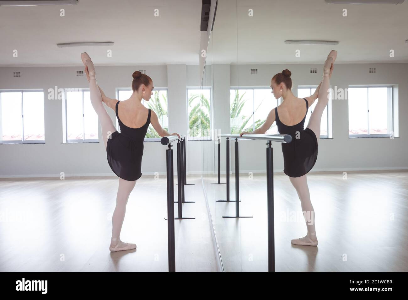 Ballet Barre Workout Stockfotos Und Bilder Kaufen Seite 3 Alamy