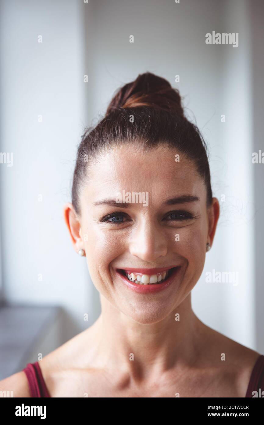 Kaukasische Ballettänzerin starrt mit einem ernsten Gesicht in die Kamera Stockfoto