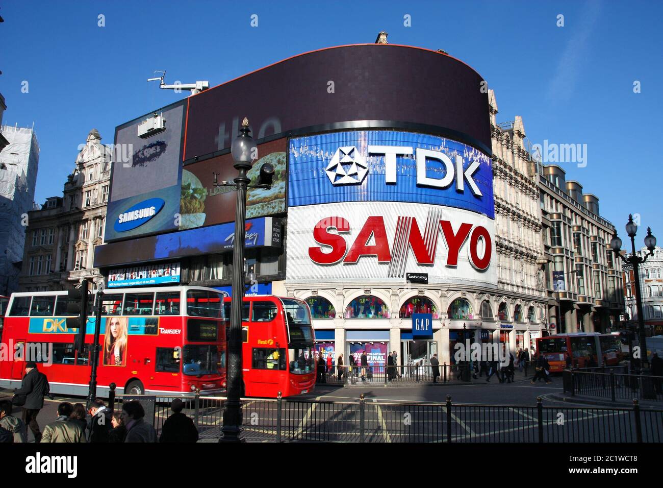 LONDON, Großbritannien - 21. JANUAR 2008: Besucher besuchen Piccadilly Circus in London, Großbritannien. London ist mit 13 Millionen Einwohnern die bevölkerungsreichste Stadt Großbritanniens Stockfoto