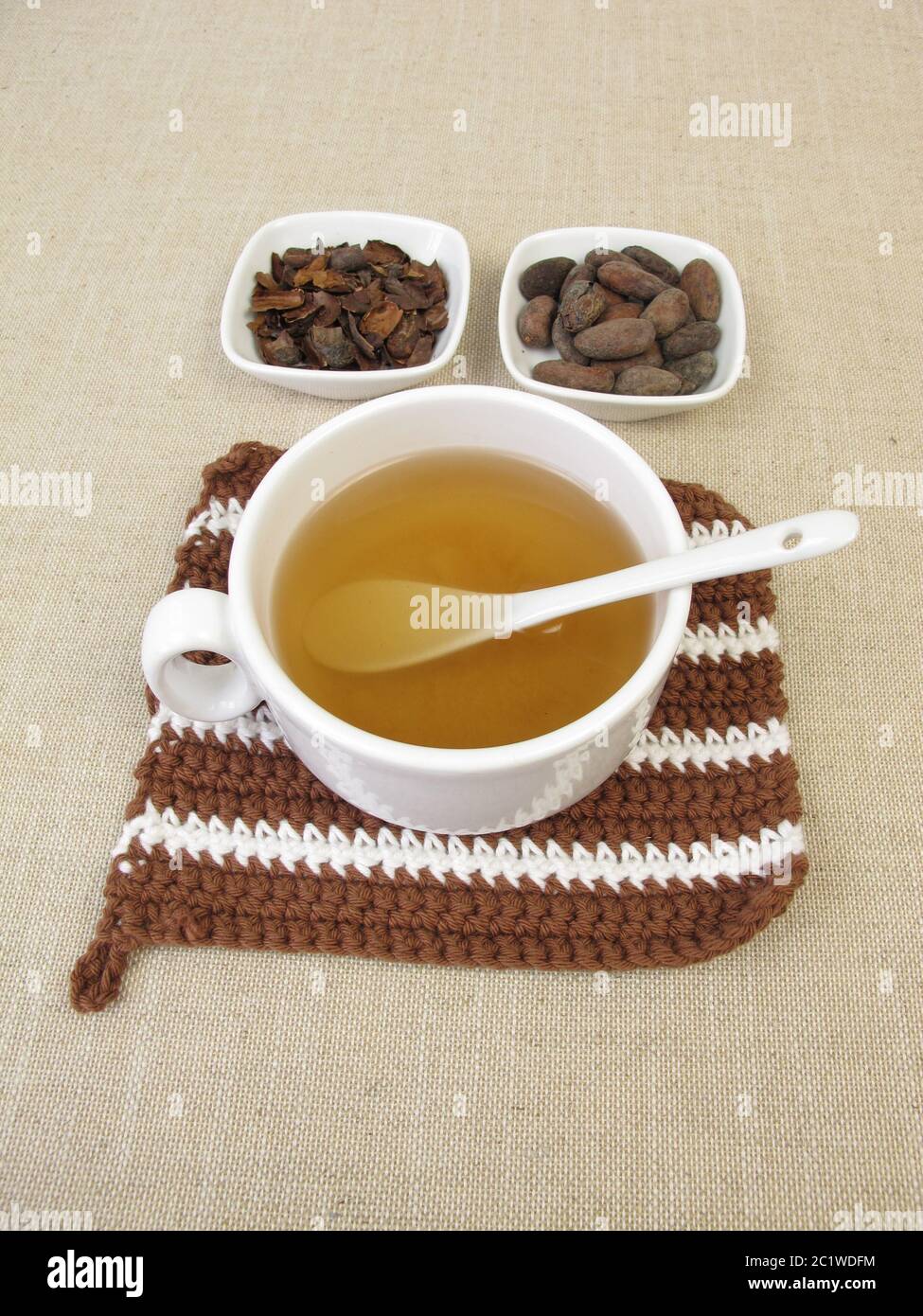 Kakaotee, Kakaoschalen-Tee aus gerösteten Außenschalen der Kakaobohne Stockfoto
