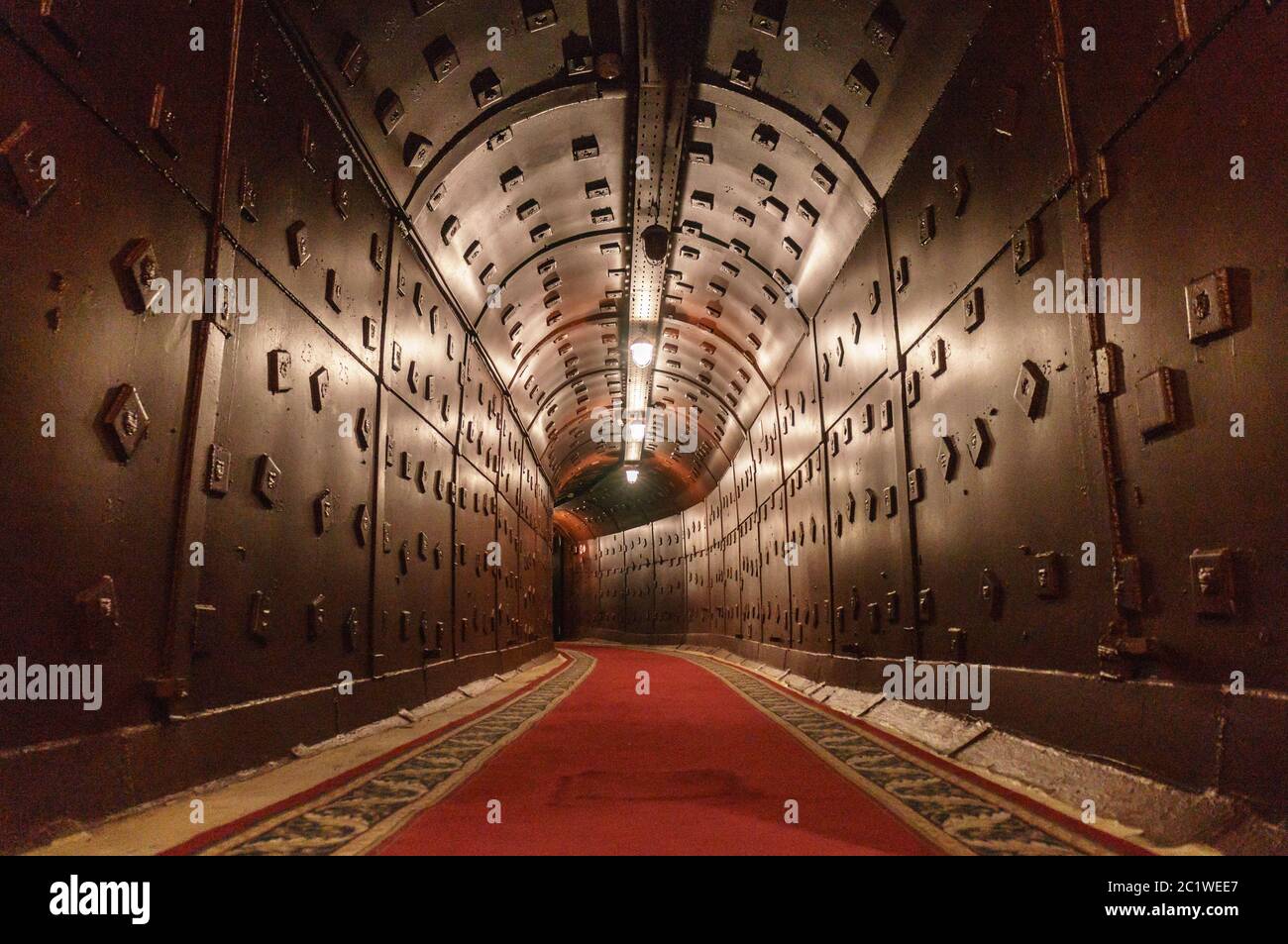 Unterirdischer Tunnel. Verlassene Bunker aus dem Kalten Krieg. Anti-nukleare unterirdische Bunkeranlage. Stockfoto