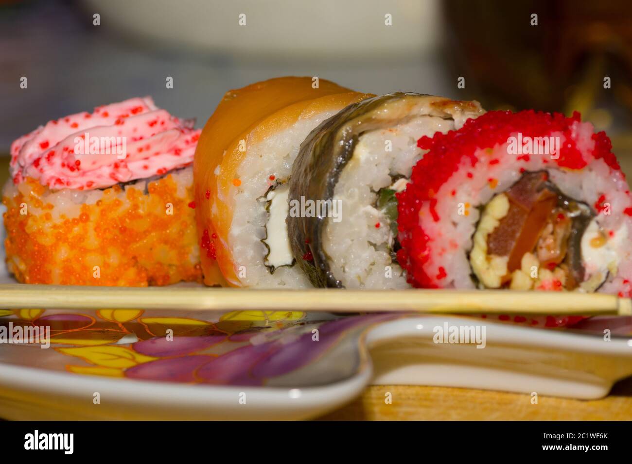 Sushi Brötchen mit Lachs, Aal, Frischkäse Philadelphia, Kaviar und tobica Futtersticks auf der Platte Stockfoto