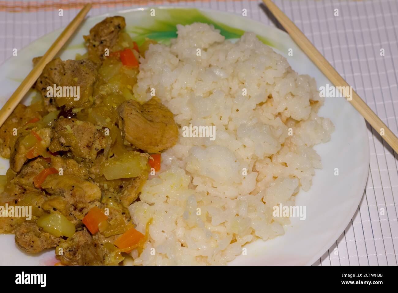 Curry mit Reis in eine weiße Platte auf einem Bambus Serviette Stockfoto