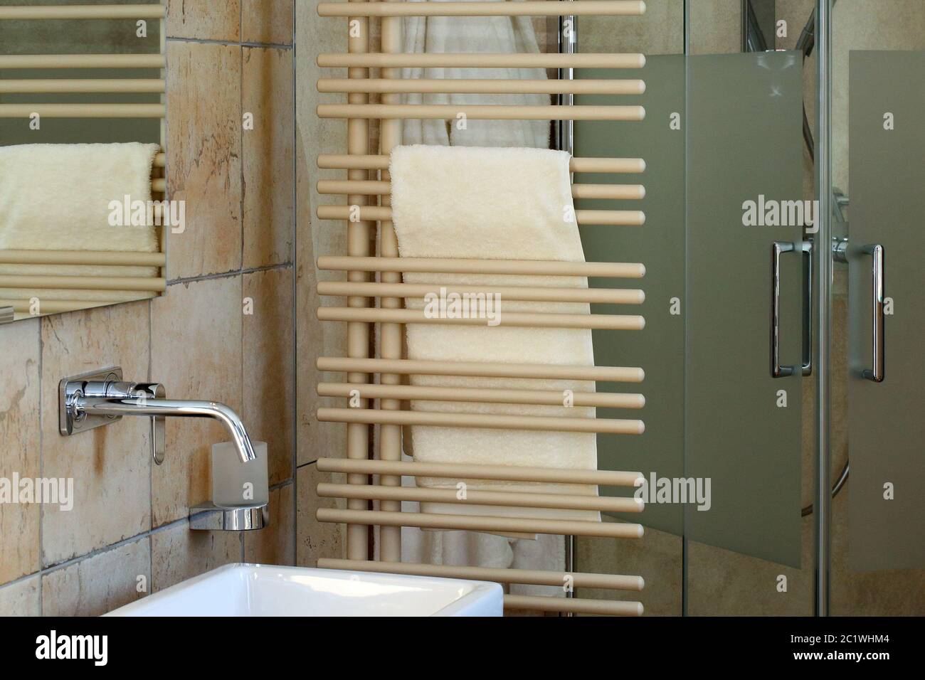 Handtuch im Bad Stockfoto