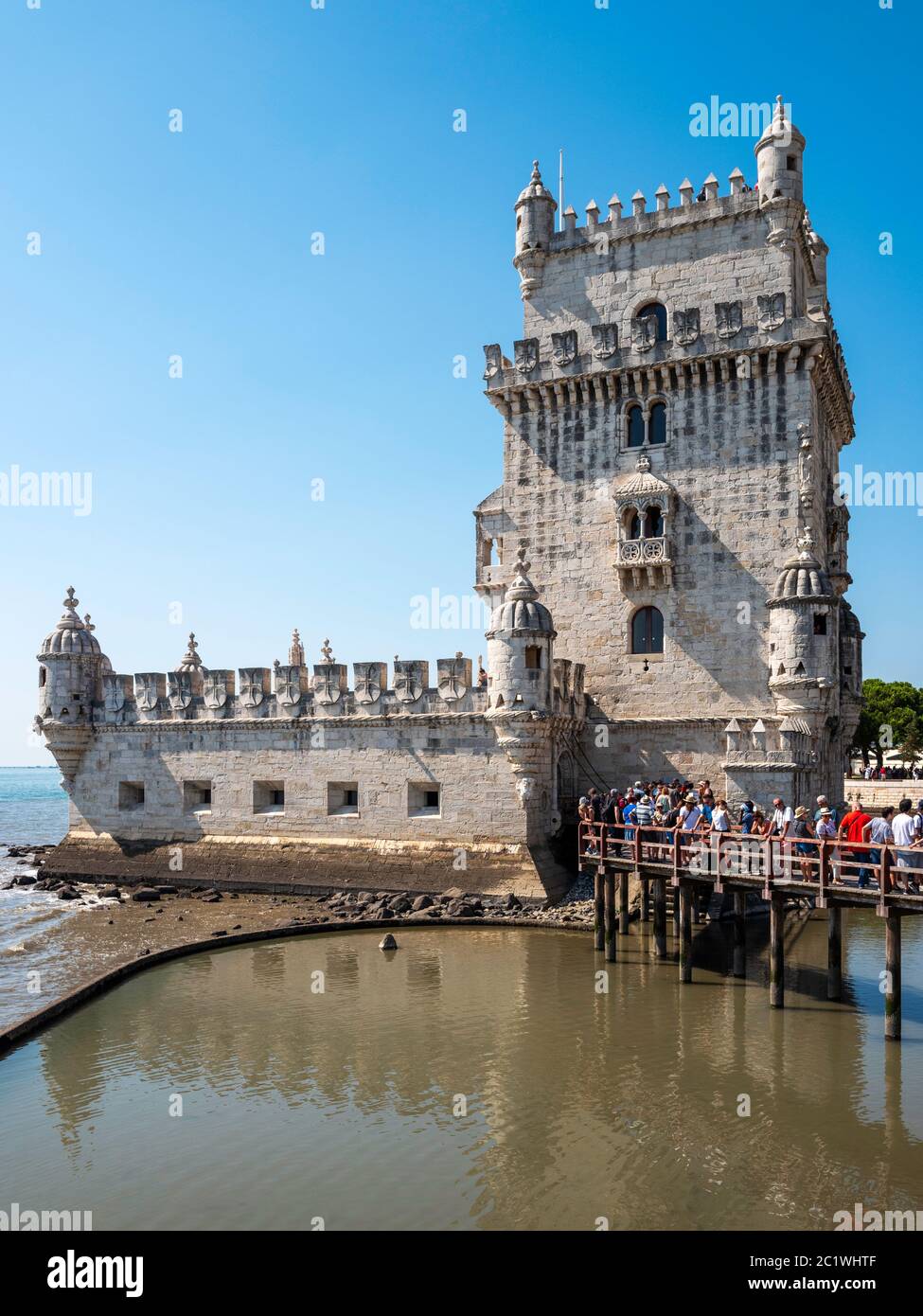 Der Belém-Turm ('Torre de Belém') ist eine Festung aus dem 16. Jahrhundert im portugiesischen manuelinischen Stil am Tejo in Belém, Lissabon, Portugal Stockfoto