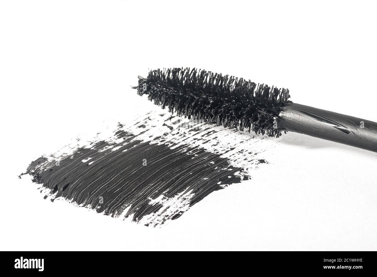Mascara-Pinsel macht Abstrich Nahaufnahme isoliert auf weißem Hintergrund Stockfoto