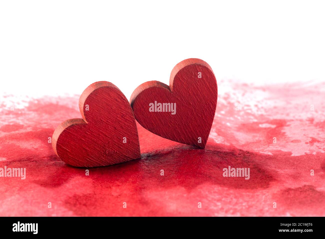 Zwei rote Herzen auf einem blutigen Hintergrund Stockfoto