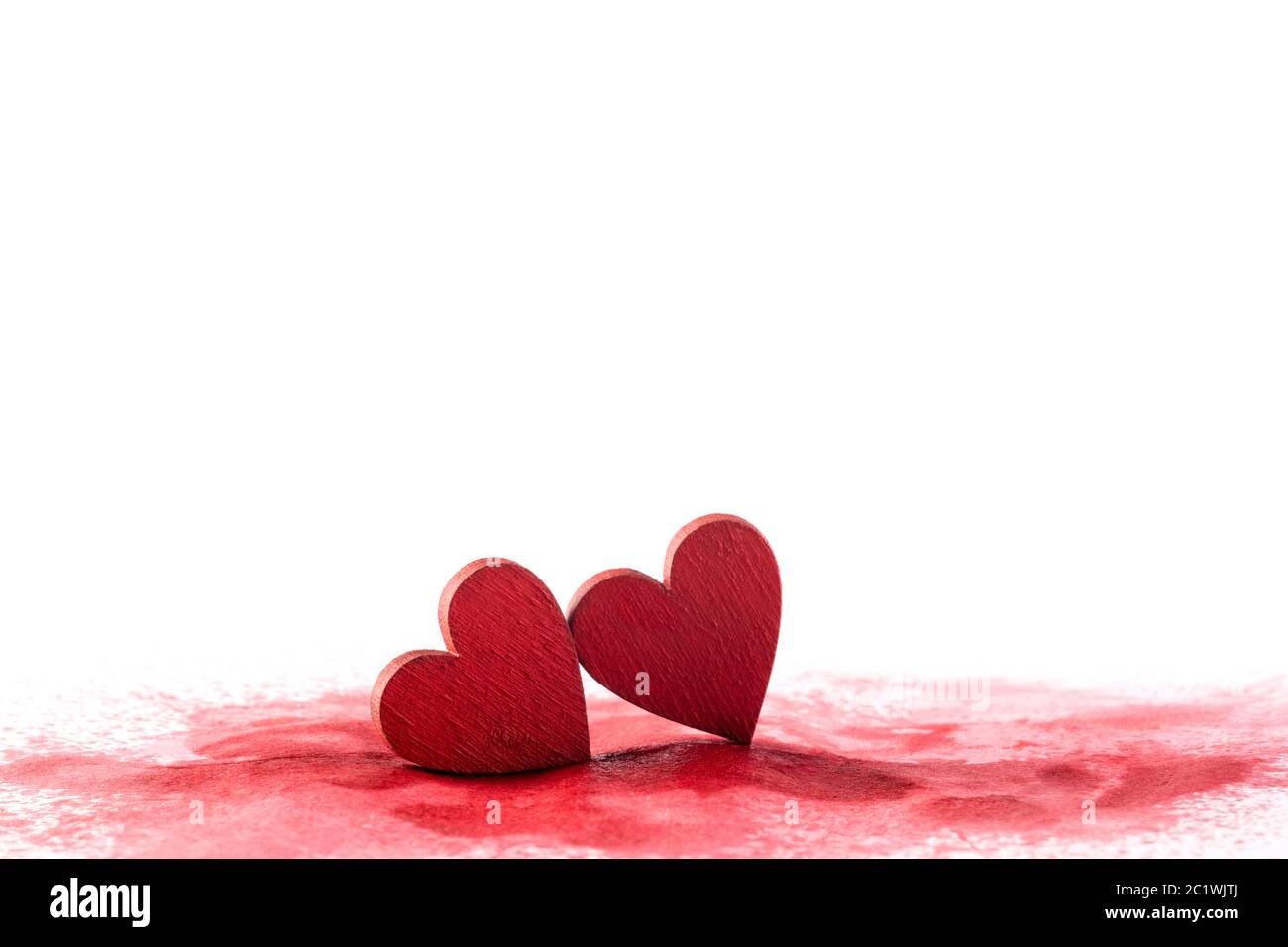 Zwei rote Herzen auf einem blutigen Hintergrund Stockfoto