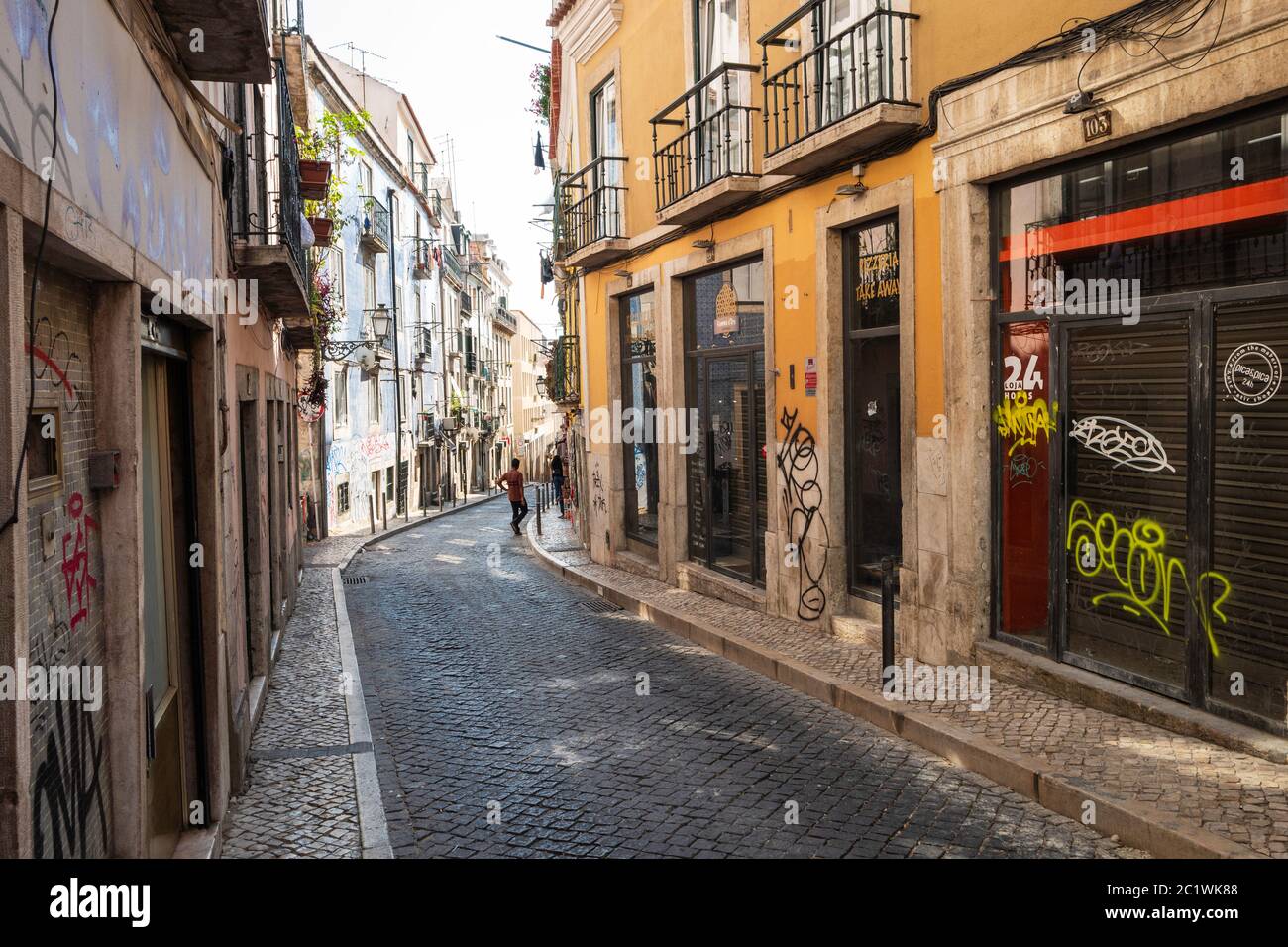 Das Viertel Bairro Alto in Lissabon hat eine farbenfrohe und mit Graffiti bemalte façades mit Bars, Restaurants und Geschäften. Lissabon, Portugal. Stockfoto