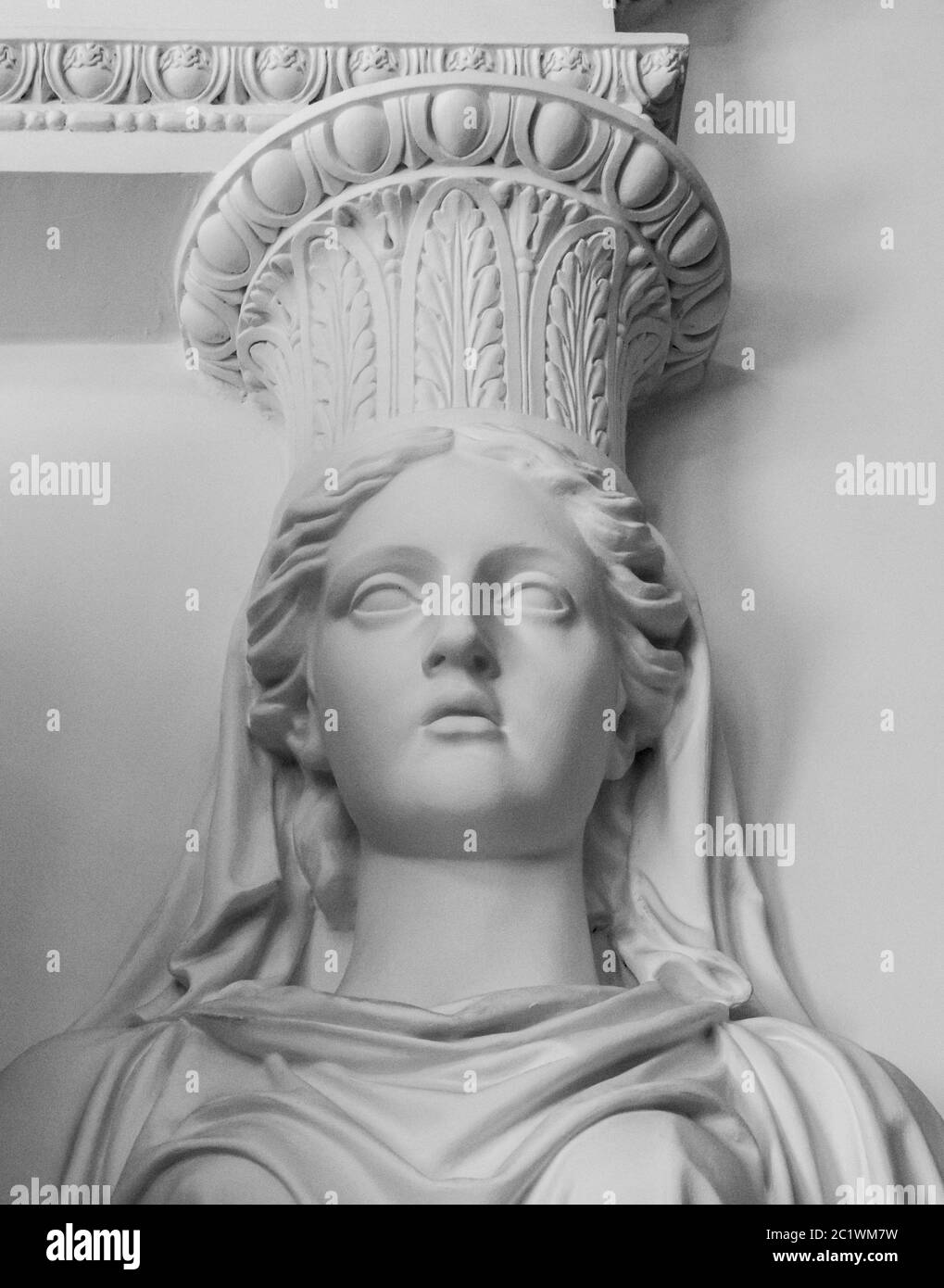 Statue der Frau. Marmorskulptur weibliche Büste. Caryatid gebeizte Skulptur schmückt die alte Hausfassade Stockfoto