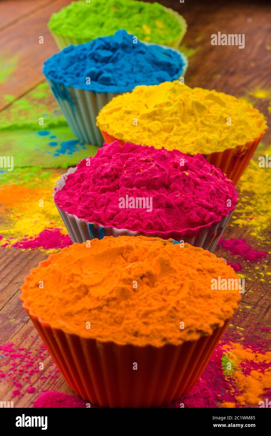 Holi Farbpulver. Bio Gulal Farben in Schale für Holi-Festival, Hindu Tradition festlich Stockfoto