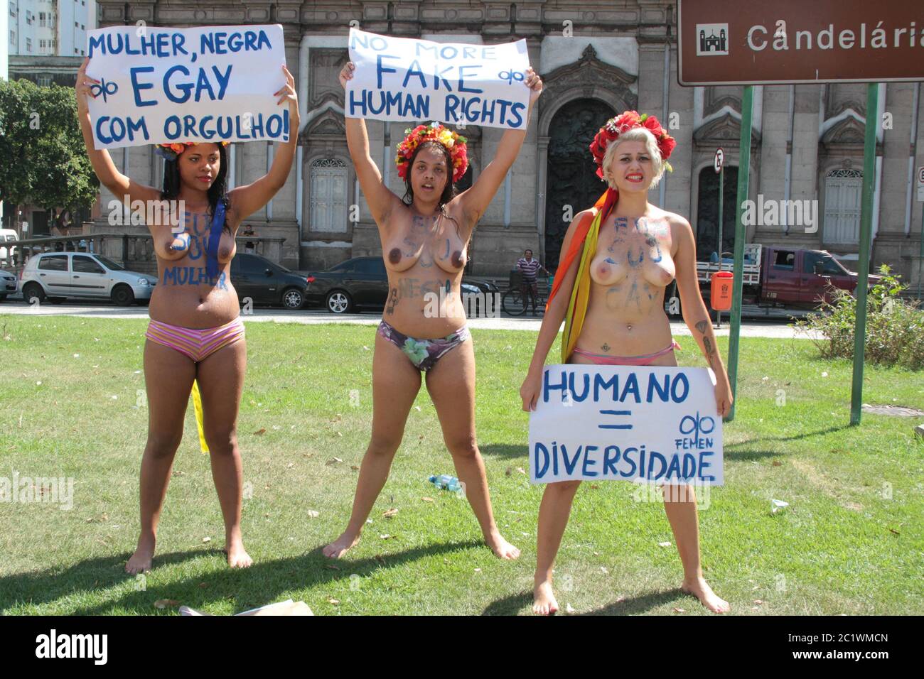 RIO DE JANEIRO, 09.03.2013: Sara Giromini (A) Sara Winter und andere Femen-Aktivisten protestieren vor der Candelaria-Kirche im Stadtzentrum. (Pho Stockfoto