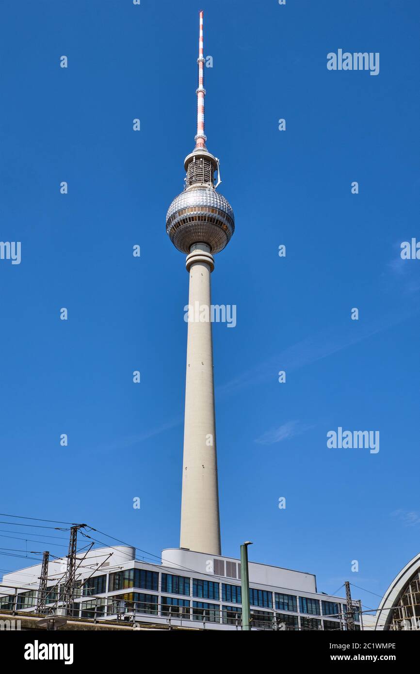 Der Fernsehturm in Berlin an einem sonnigen Tag Stockfoto