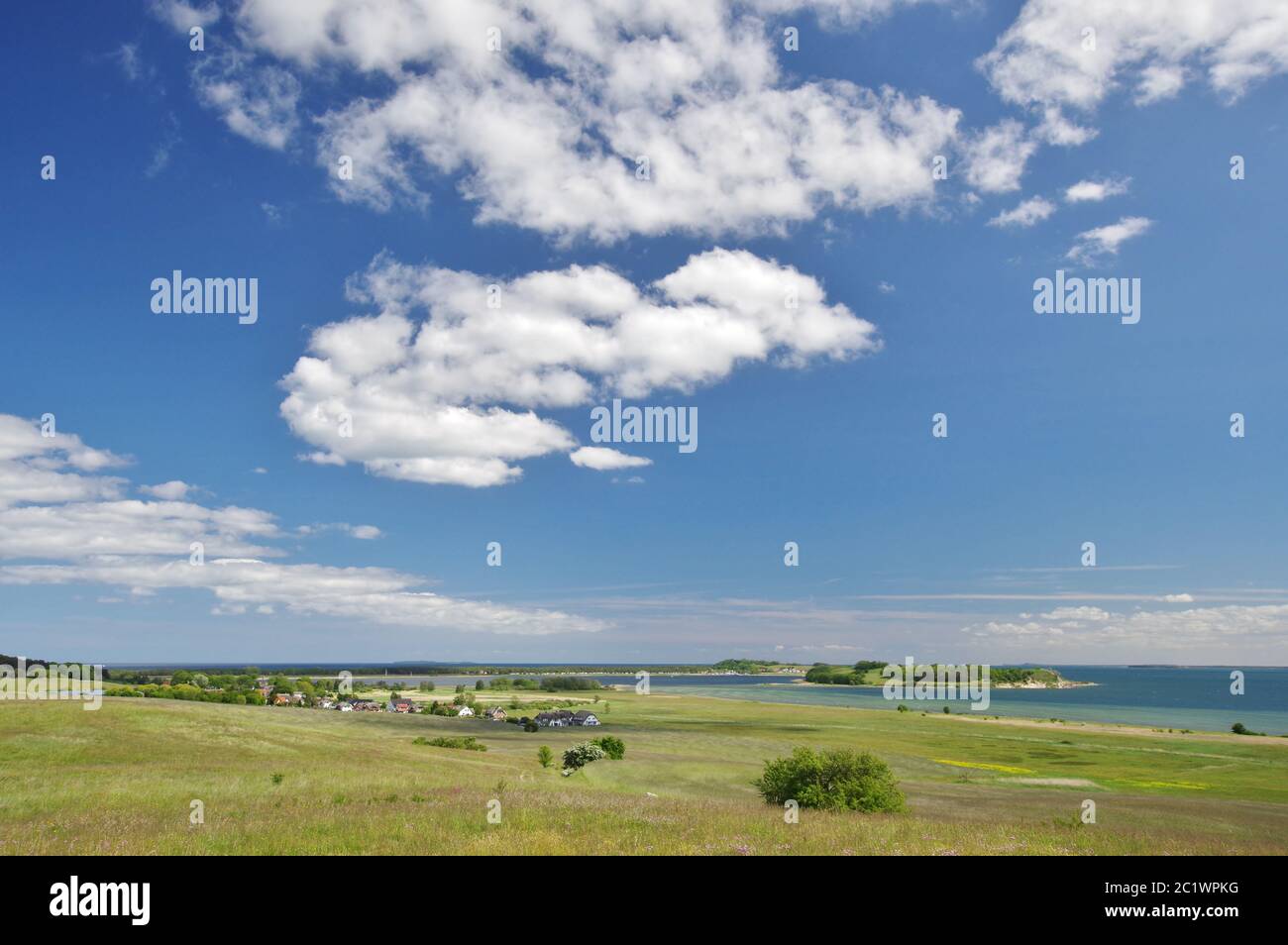 Dorf GroÃŸ Zicker, und am Horizont Thiessow und Halbinsel Klein Zicker mit Klippenlinie, Ostsee, MÃ¶nchgut, Insel RÃ¼gen, Deutschland, Westeuropa Stockfoto