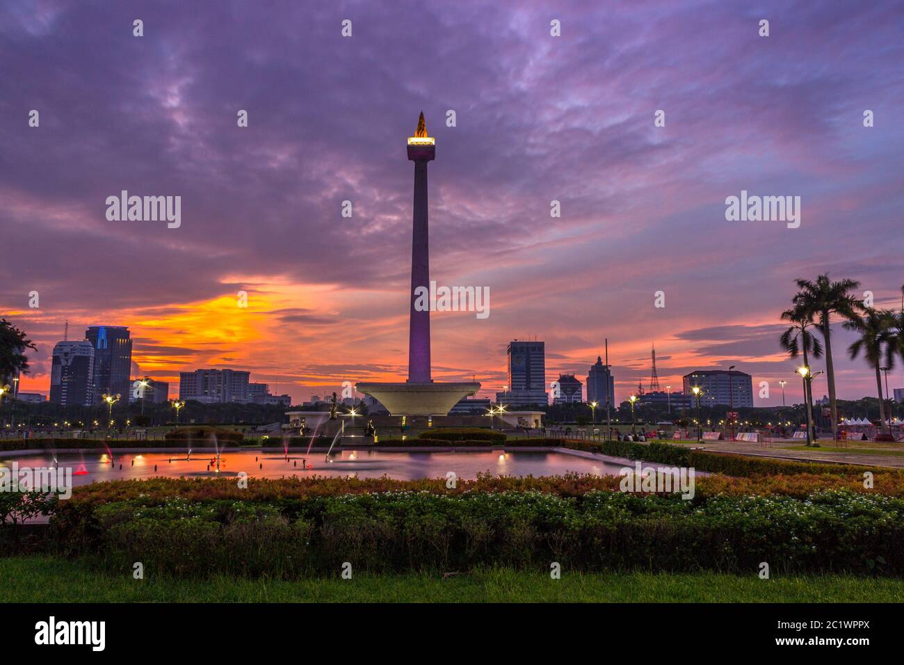 Schöne Landschaft des Medan Merdeka Square oder National Monument (Monas), Jakarta unter dem bewölkten Sonnenuntergang Stockfoto