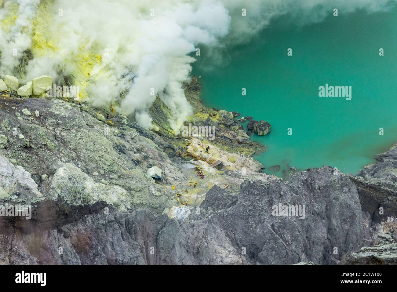Luftaufnahme der Schwefelminer im Ijen Krater, Ijen Vulkan, Banyuwangi, Indonesien Stockfoto