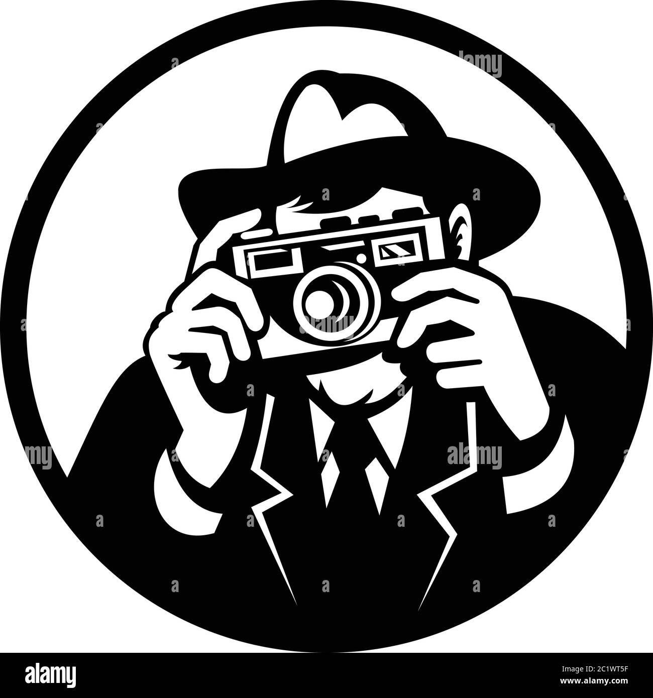 Retro-Stil Illustration eines Fotografen trägt Fedora Hut eine Aufnahme Vintage-Kamera von vorne auf isolierten Hintergrund in schwarz und weiß betrachtet. Stock Vektor