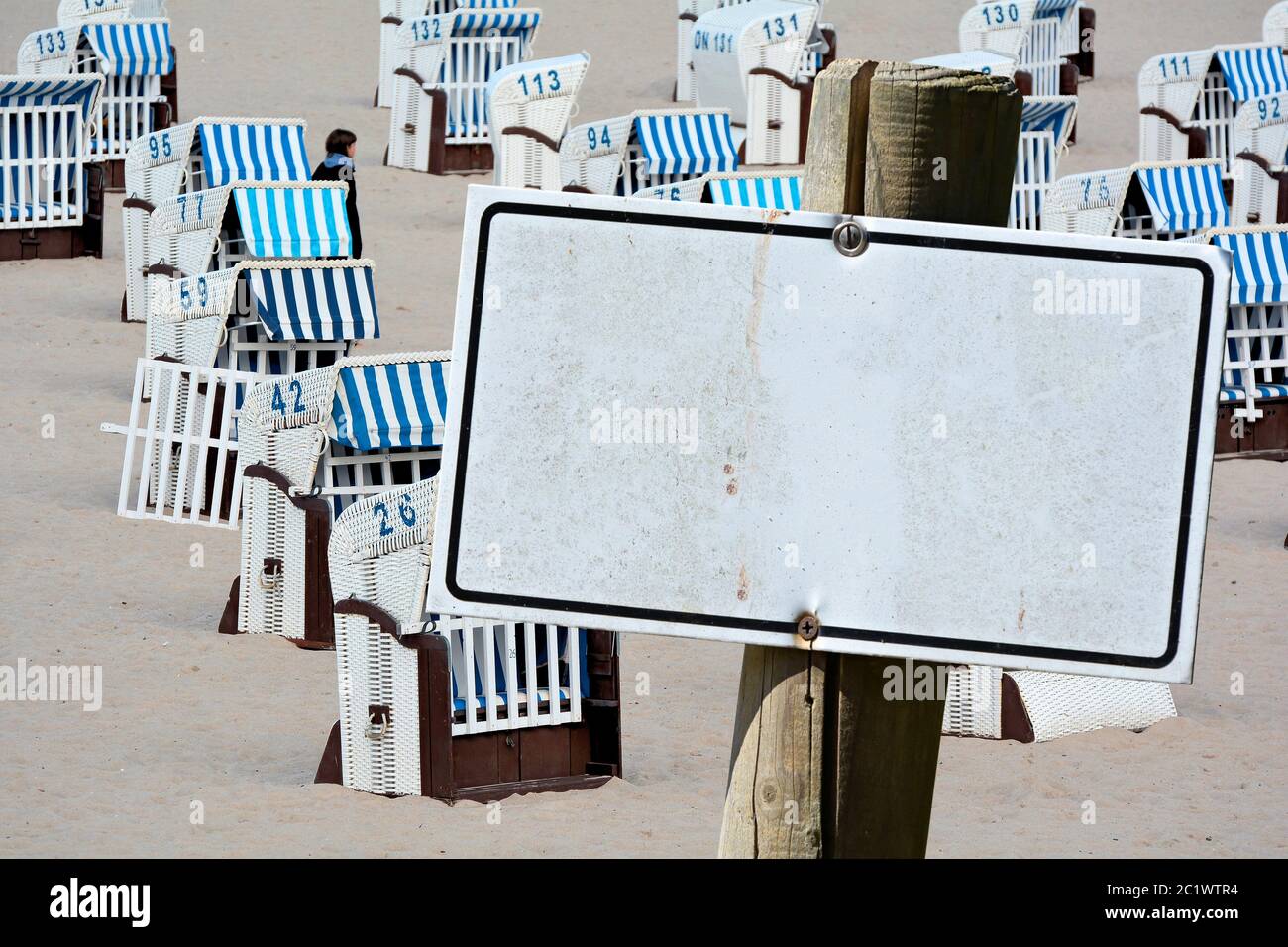 Leere Repräsentant mit kopieren, um Platz vor der Liegen am Strand der Ostsee in Deutschland Stockfoto