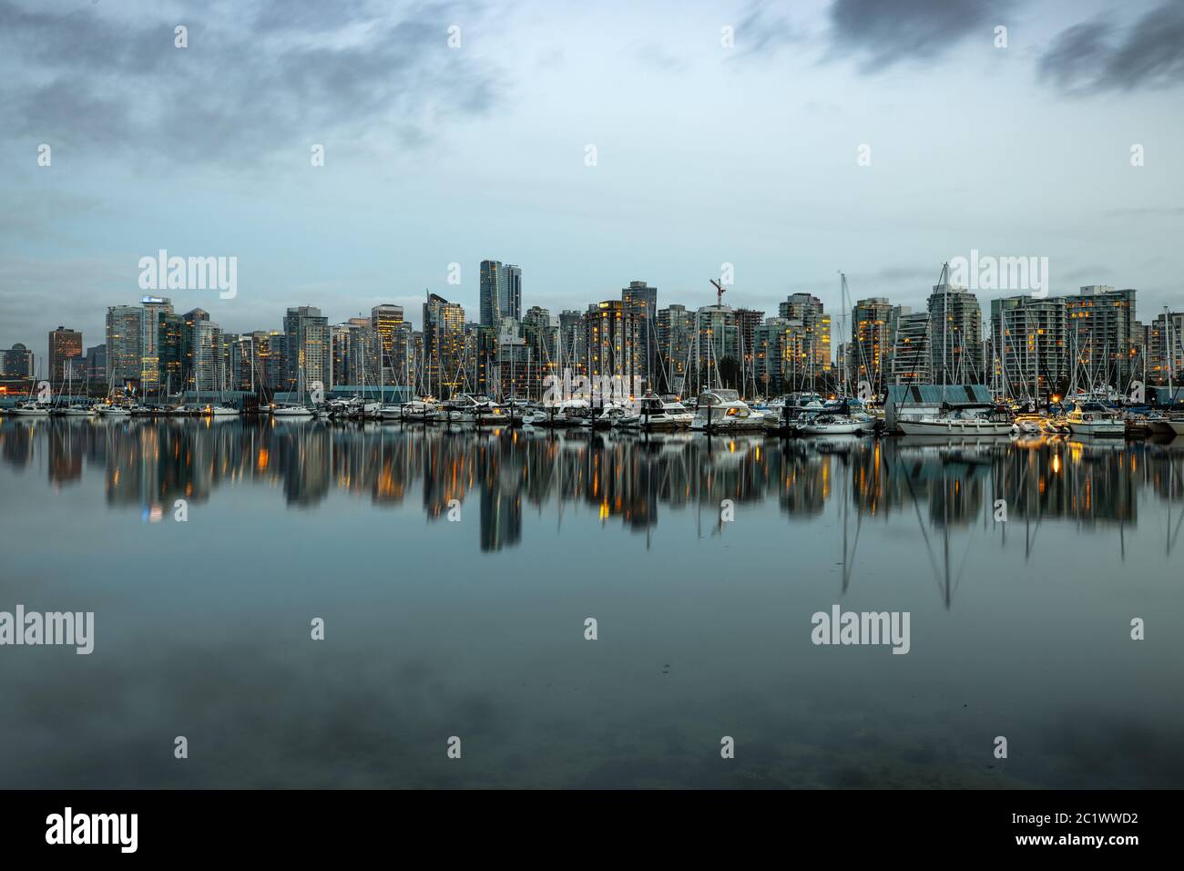 Die Skyline von Vancouver bei Nacht Stockfoto