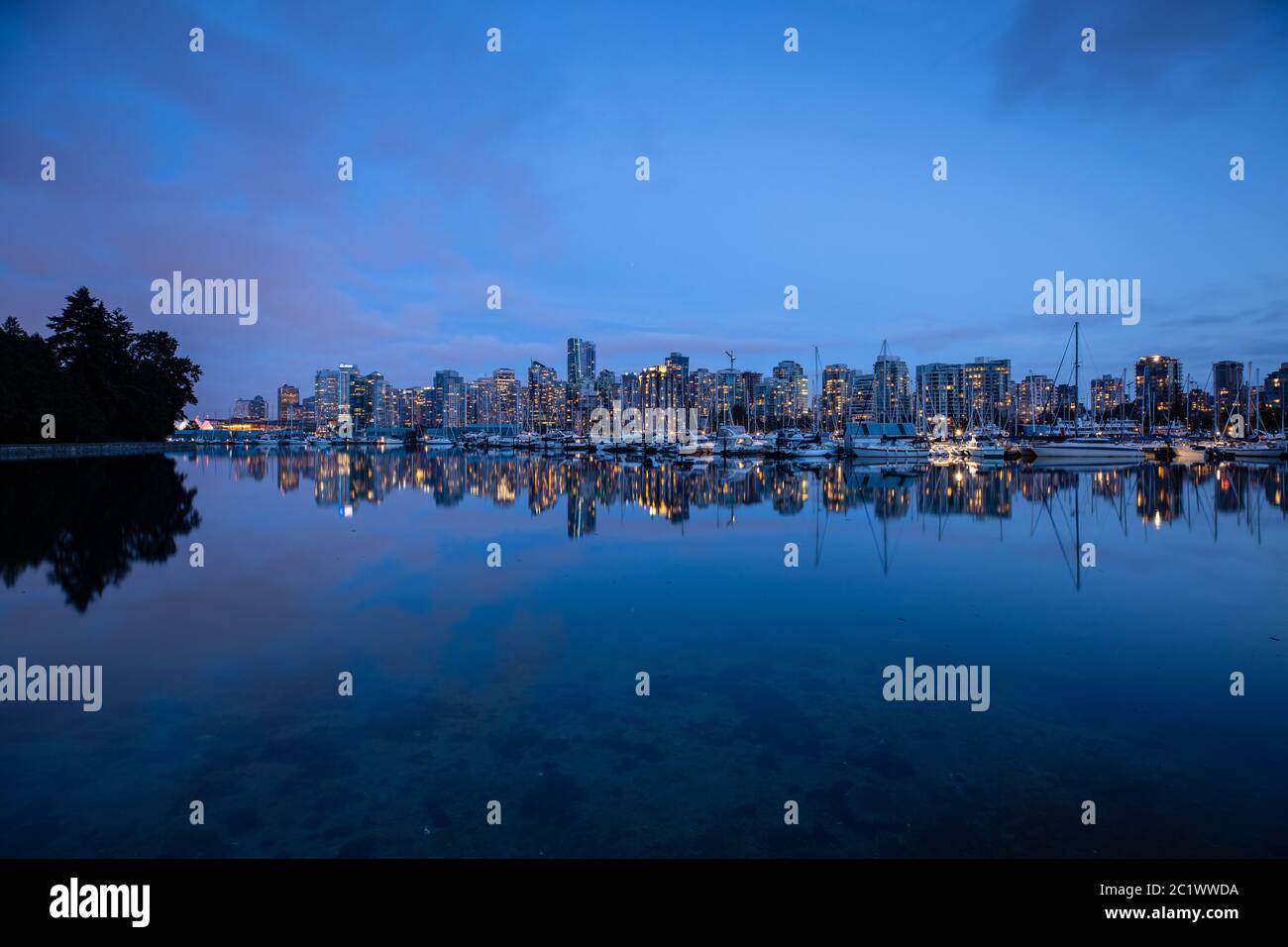 Die Skyline von Vancouver bei Nacht Stockfoto