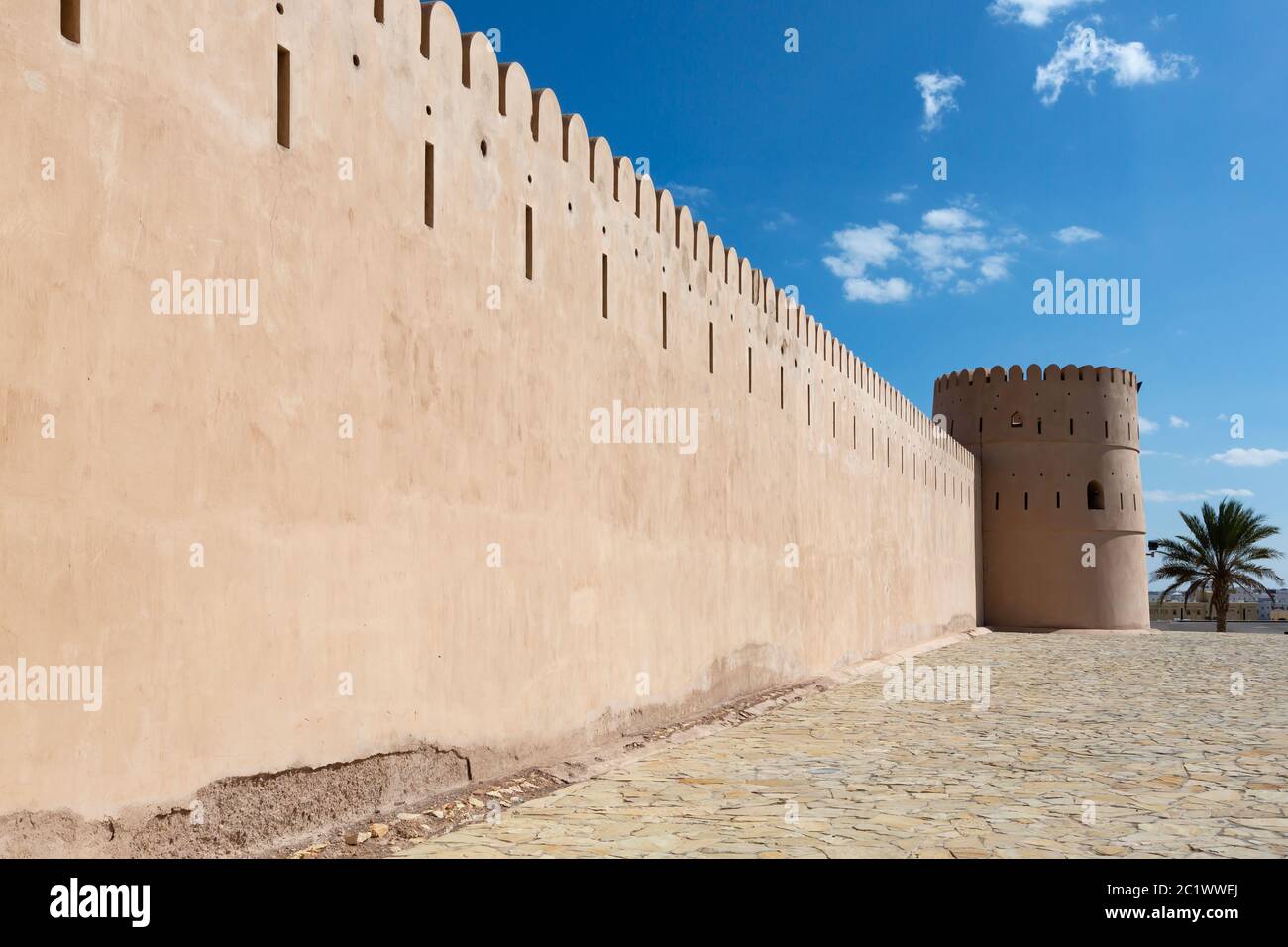 Außenansicht der Mauer und des Turms des Sunaysilah Fort in der Stadt Sur, Oman Stockfoto