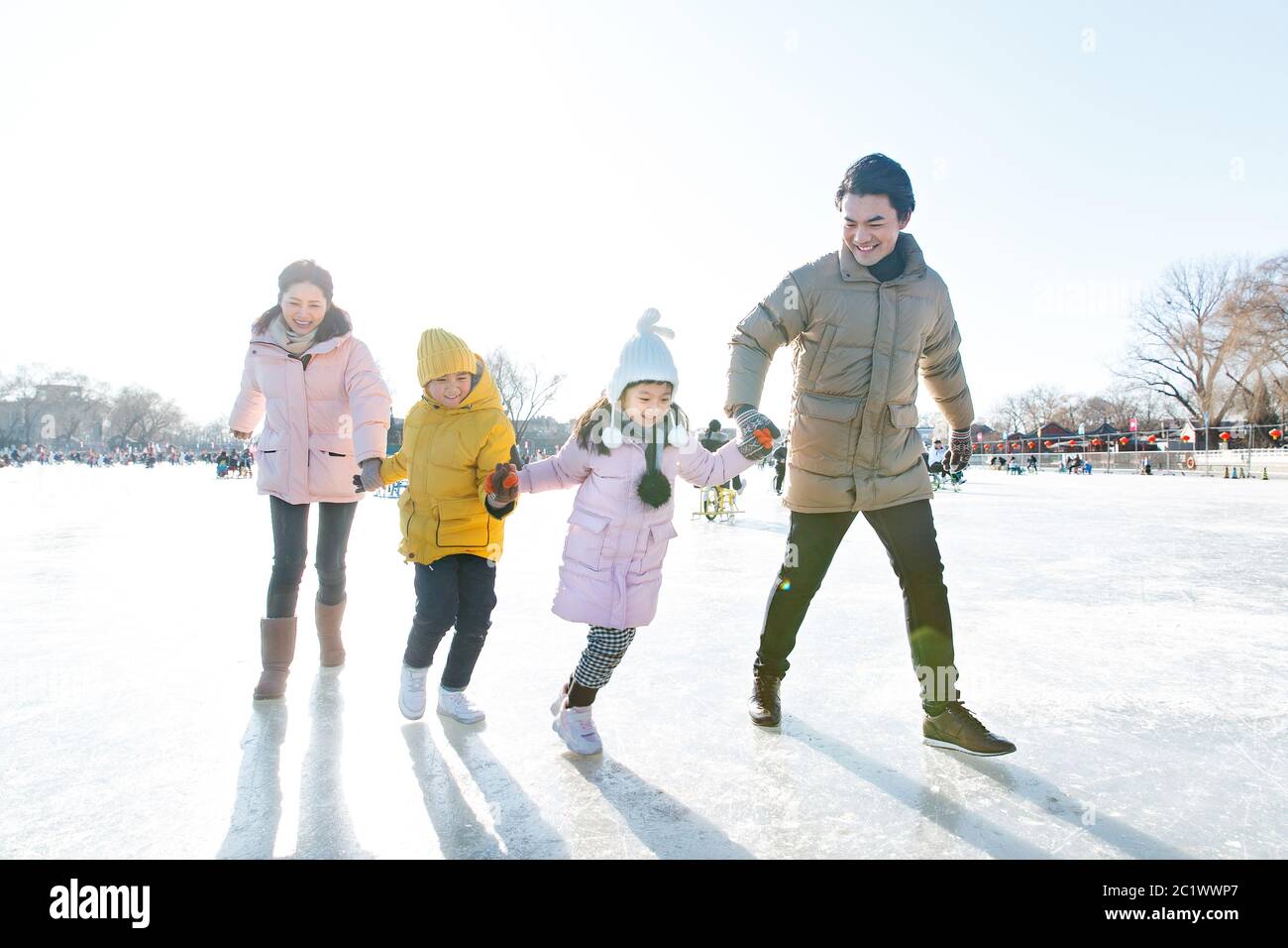 Glück Skating Familie Hand in Hand Stockfoto