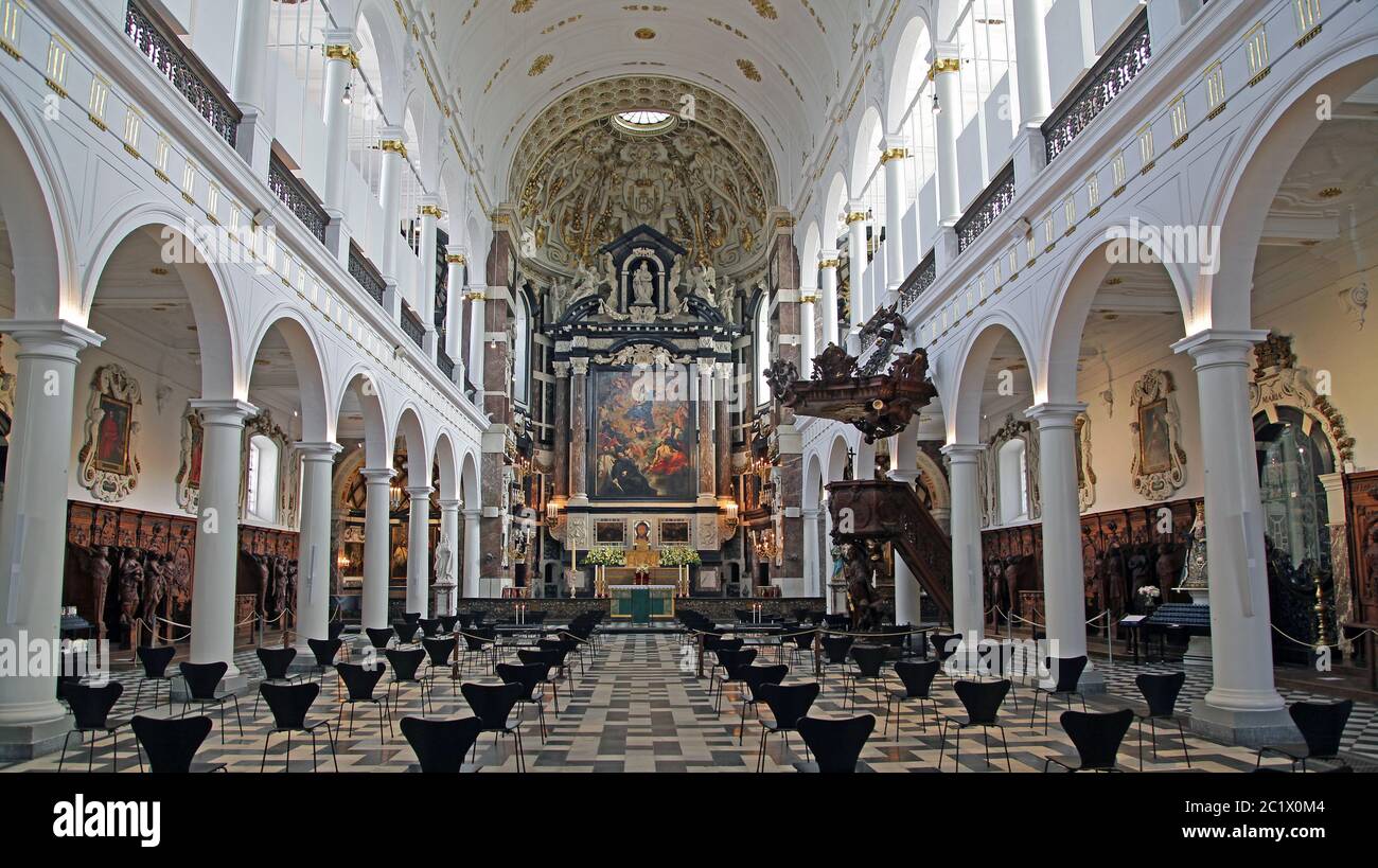 St. Charles Borromeo Kirche / Sint-Carolus Borromeuskerk. Eine Kirche im Zentrum von Antwerpen, auf dem Hendrik Gewissensplatz. Sie wurde 1626 als Jesuitenkirche von Antwerpen erbaut, die 1773 geschlossen wurde. 1779 wurde es dem Heiligen Karl Borromäus gewidmet. Die Kirche war früher für 39 Deckenelemente von Rubens bekannt, die bei einem Brand verloren gingen, als am 18. Juli 1718 ein Blitzschlag auf die Kirche einschlug. Stockfoto