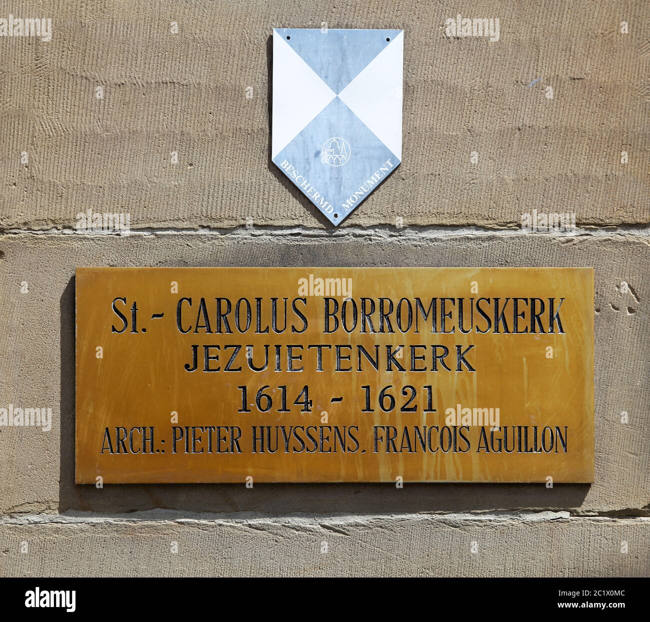 St. Charles Borromeo Church/Sint-Carolus Borromeuskerk.eine Kirche im Zentrum von Antwerpen, am Hendrik Conscience Square gelegen. Sie wurde 1626 als Jesuitenkirche von Antwerpen erbaut, die 1773 geschlossen wurde. Sie wurde 1779 dem Heiligen Karl Borromäus gewidmet. Die Kirche war früher bekannt für 39 Deckenstücke von Rubens, die bei einem Brand verloren gingen, als der Blitz die Kirche am 18. Juli 1718 traf. Stockfoto