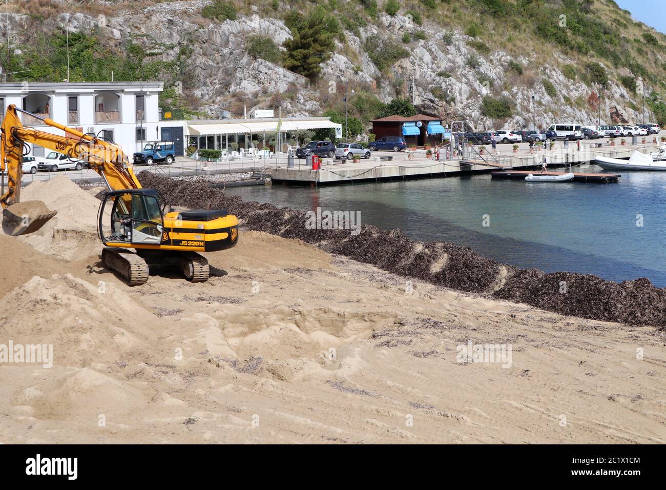 Palinuro - Escavatore sulla spiaggia del porto Stockfoto