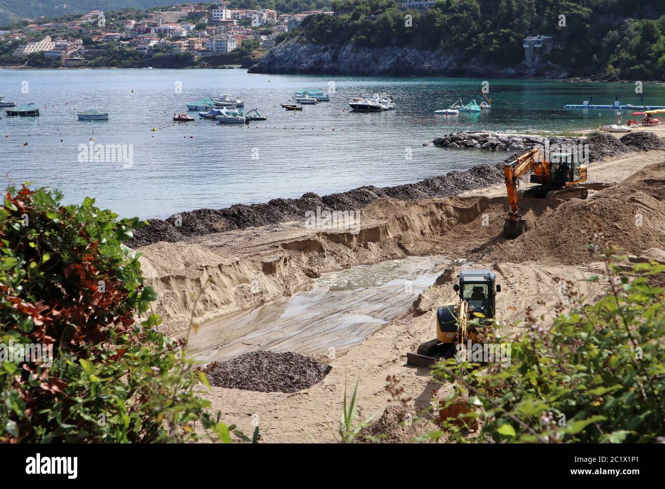 Palinuro - Escavatori sulla spiaggia del porto Stockfoto