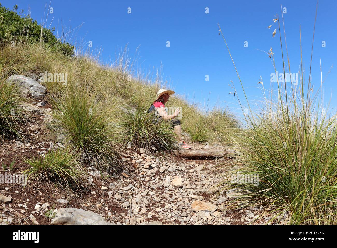 Palinuro – Escursionista in pausa sul sentiero delle torri Stockfoto
