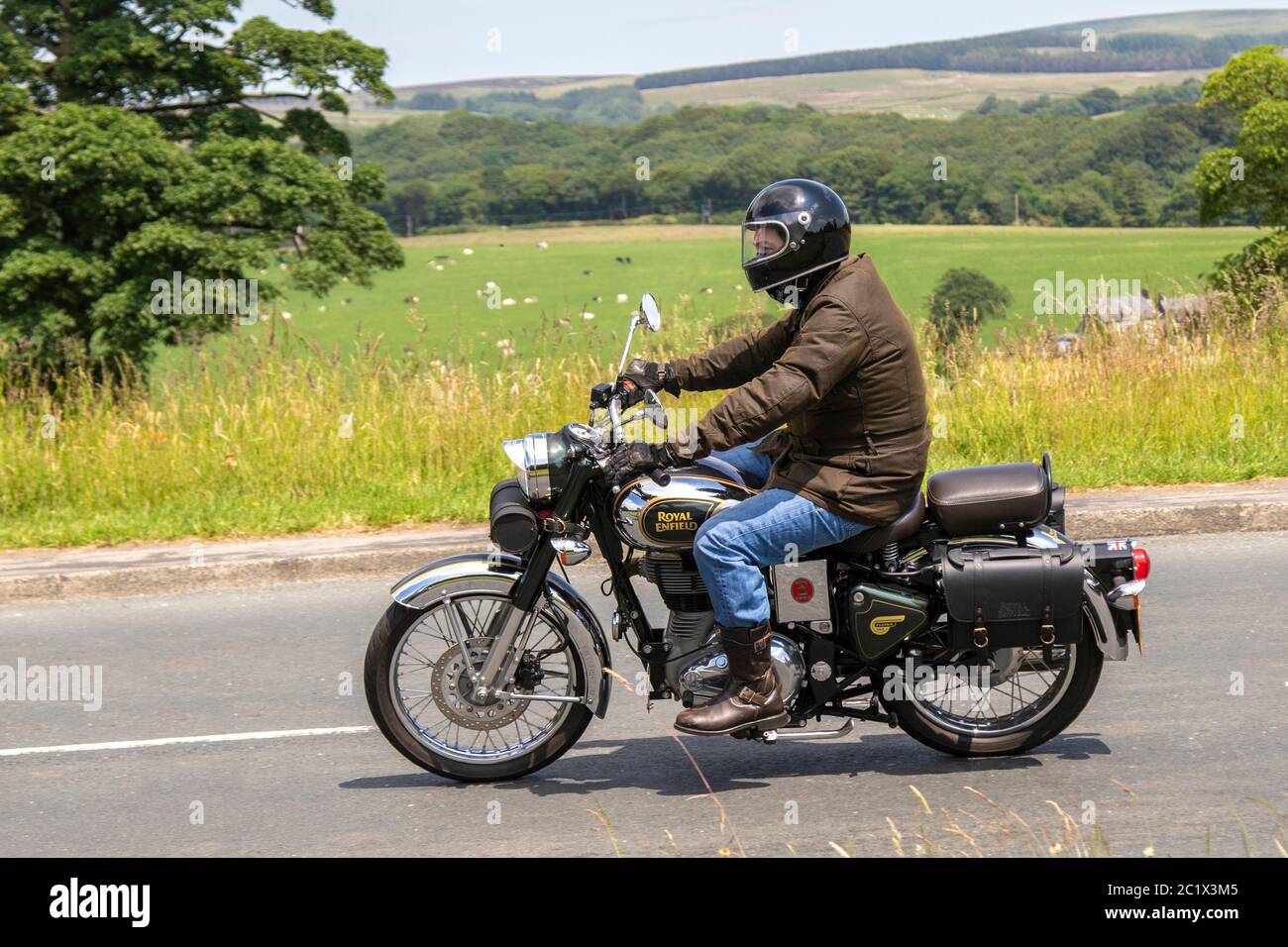 2016 Modern Green Royal Enfield Bullet Classic 500 EF1; Motorradfahrer; zweirädrige Transport, Motorräder, Fahrzeug, Straßen, Motorräder, Radfahrer motoring in Chorley, UK Stockfoto