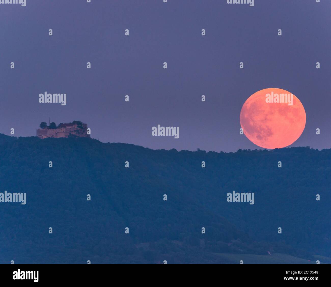 Mondaufgang auf Burg Hohenneuffen (Schwäbische Alb) Stockfoto