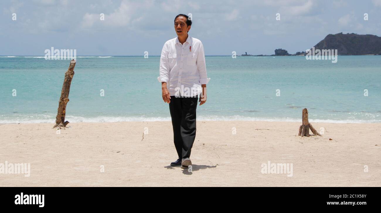 Porträt des siebten Präsidenten der Republik Indonesien bei einem Besuch in Kuta Lombok, Spaziergang am Strand, weißes Hemd und schöne Kuta Bea Stockfoto