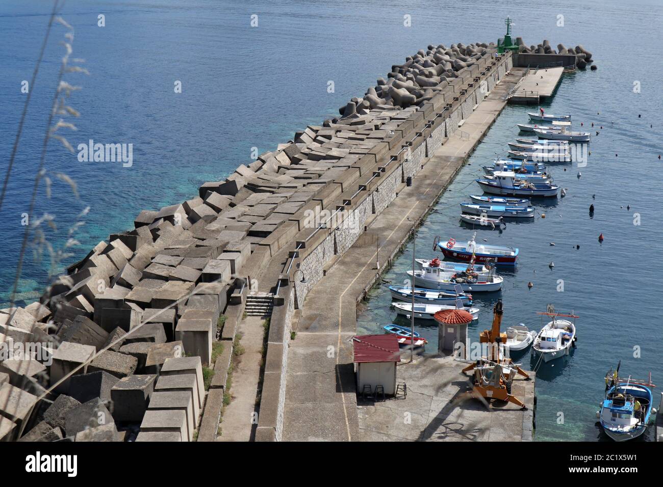 Palinuro - Scogliera del porto Stockfoto