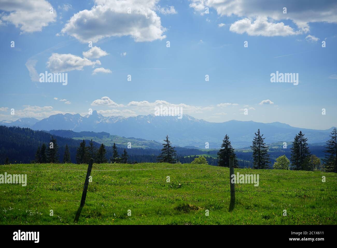 Landschaft und Berge im hügeligen Emmental der Schweiz. Stockfoto