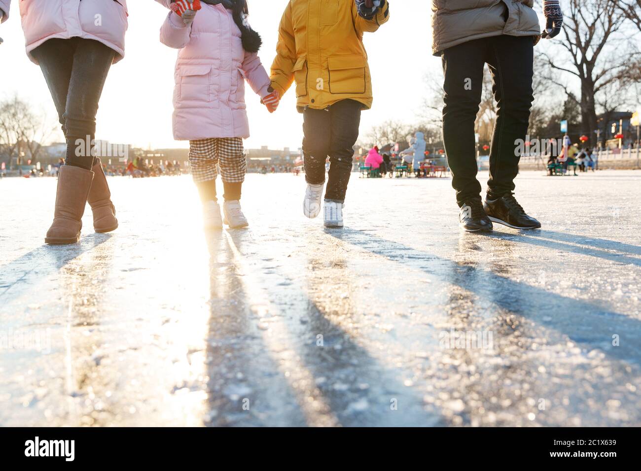 Glück Skating Familie Hand in Hand Stockfoto