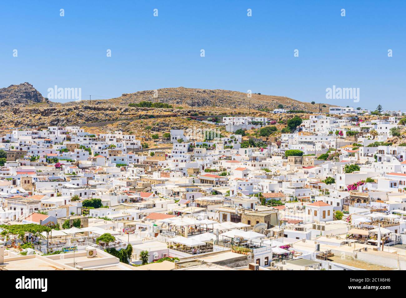 Blick ins Landesinnere über das weiß getünchte Dorf Lindos, Rhodos, Dodekanes, Griechenland Stockfoto