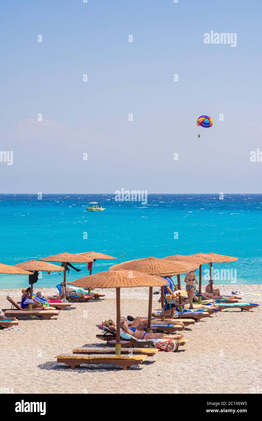 Elli Beach Sonnenschirm mit Sonnenschirmen, Rhodos Stadt, Rhodos Insel, Dodekanes, Griechenland Stockfoto