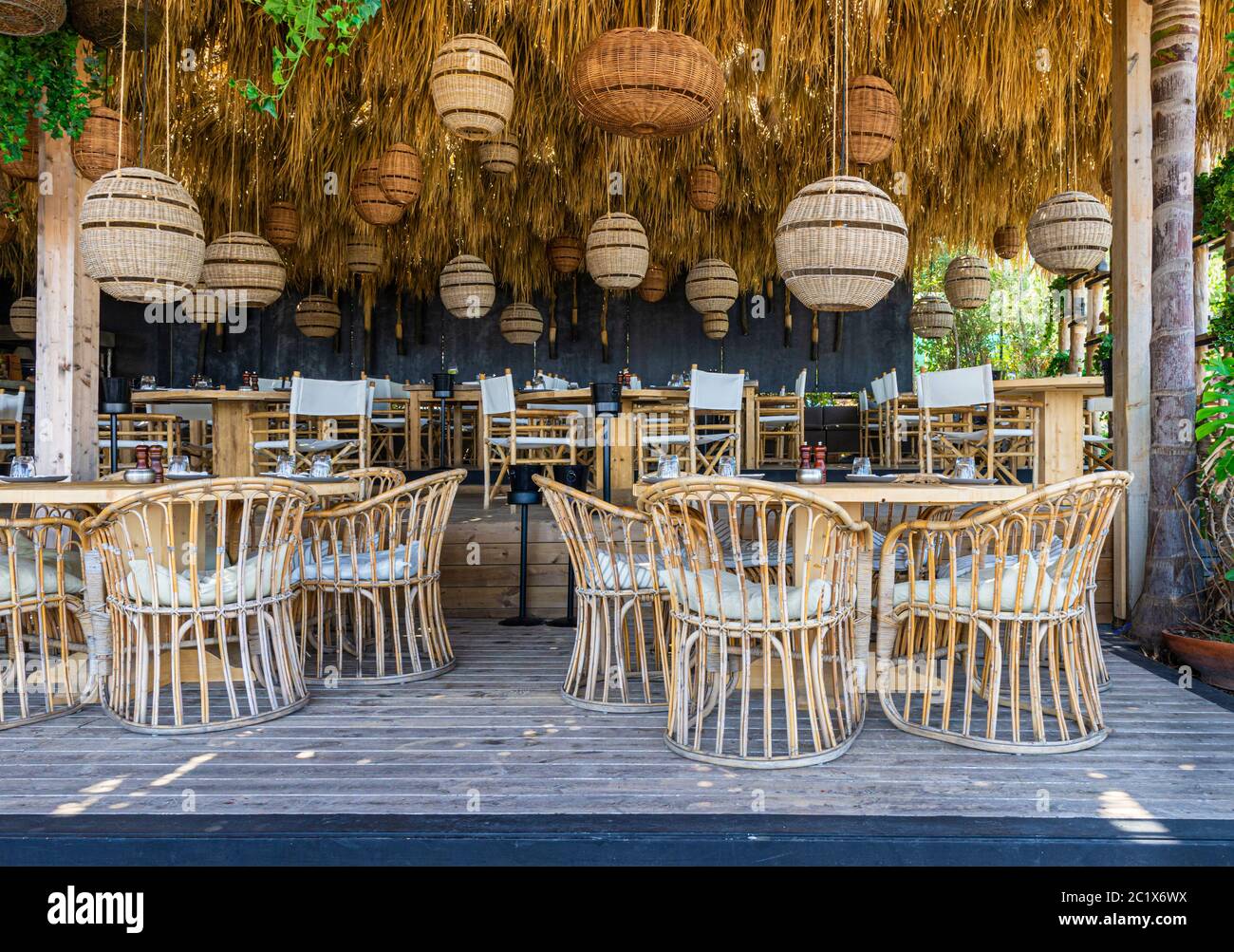 Cafe Restaurant dekoriert mit Bambus Rattan Mbeln und hngender Grasdecke  Stockfotografie - Alamy