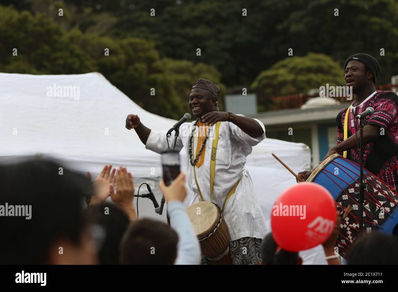 Im Bild: Afrikanische Musiker unterhalten die Menschenmassen im Victoria Park. Stockfoto