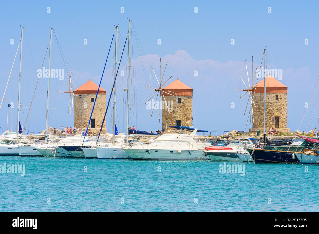 Rhodos Stadt Windmühlen Futter Mandraki Hafen auf der Insel Rhodos, Dodekanes, Griechenland Stockfoto