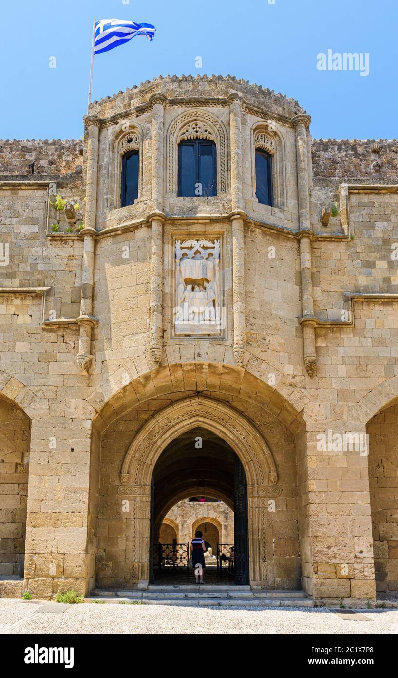 Fassade und Eingang des Archäologischen Museums von Rhodos im ehemaligen Krankenhaus der Ritter von Saint John, Rhodos-Stadt, Rhodos-Insel, Griechenland Stockfoto
