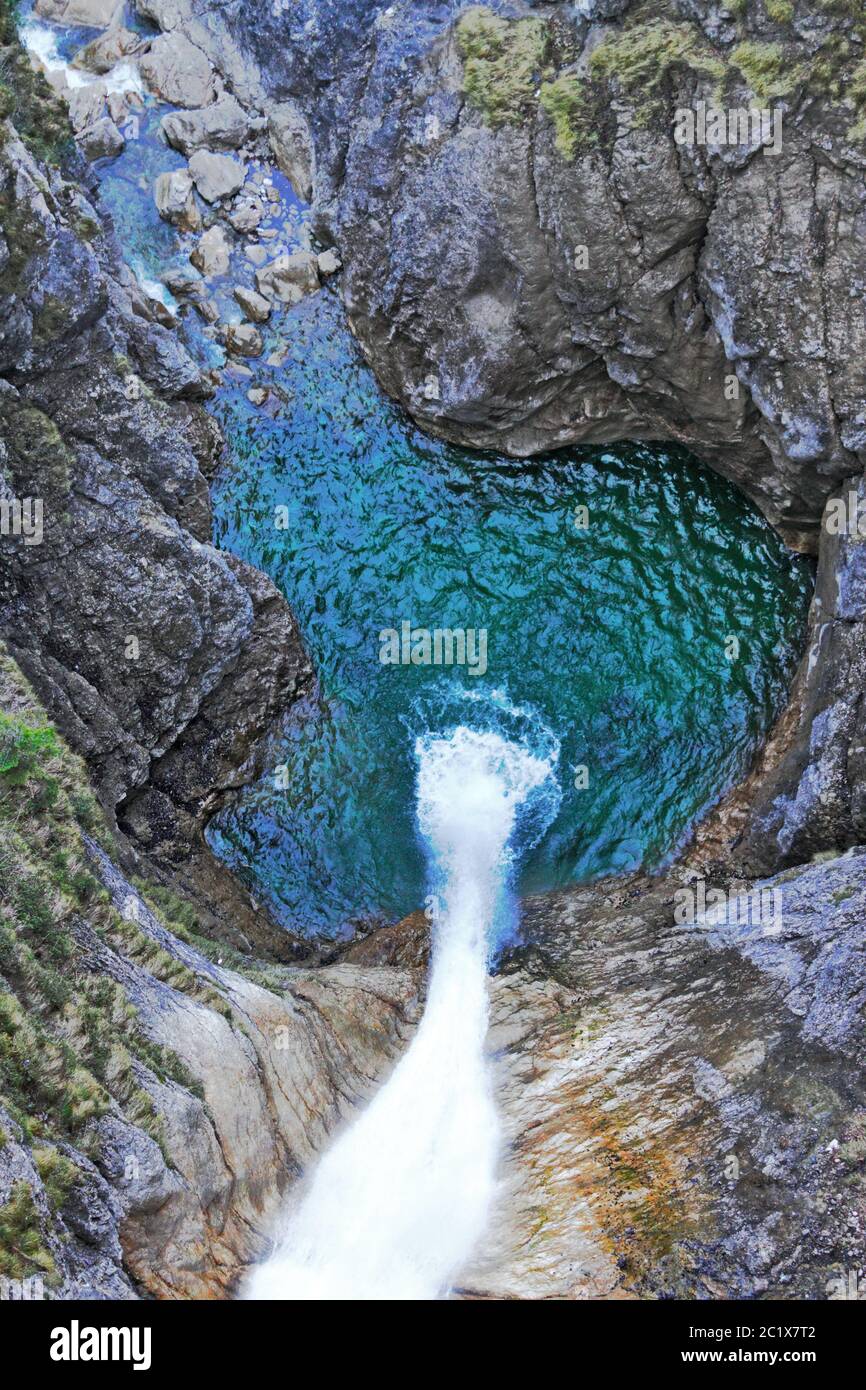 Schlucht mit Wasserfall Stockfoto