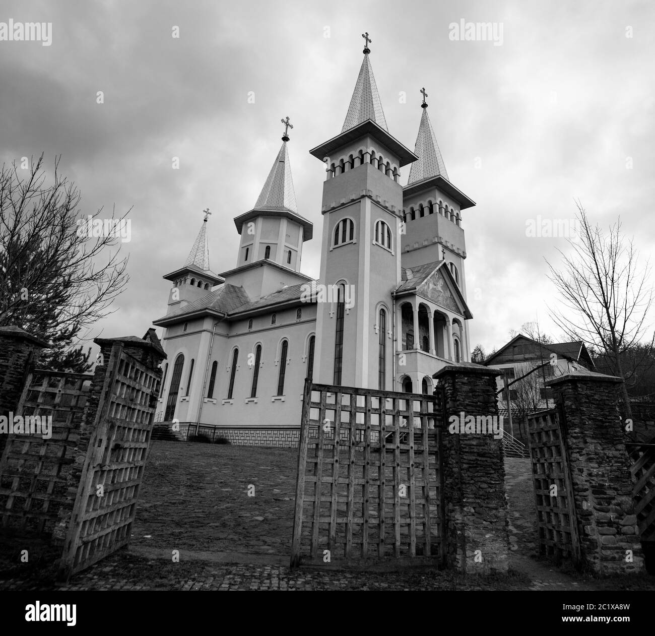 Häuser und Hütten auf dem verschneiten Berg Stockfoto