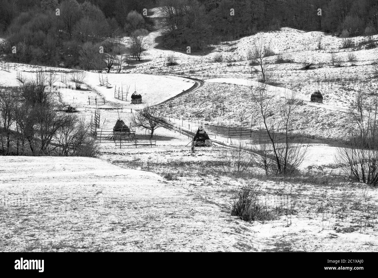 Häuser und Hütten auf dem verschneiten Berg Stockfoto
