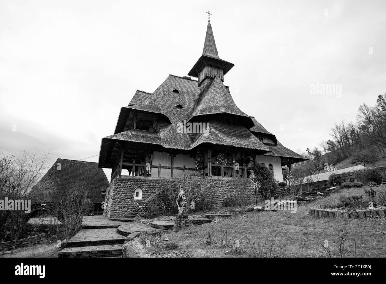 Häuser und Hütten auf dem verschneiten Berg Stockfoto